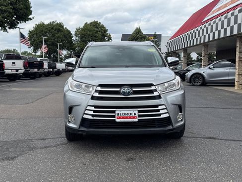 Used 2019 Toyota Highlander XLE AWD/4WD image 2
