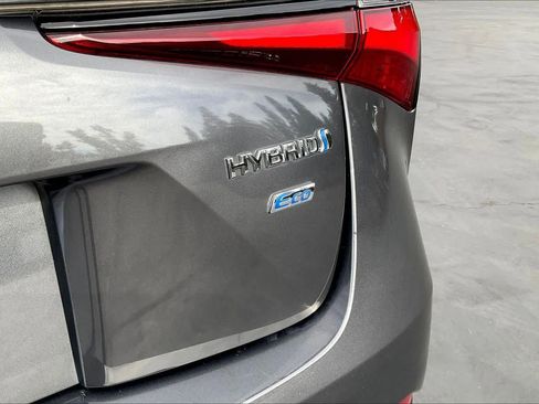 Used 2021 Toyota Prius L Eco image 11