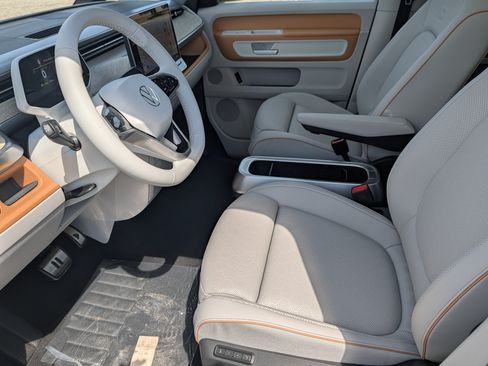 New 2025 Volkswagen ID. Buzz Pro S Plus AWD/4WD image 7