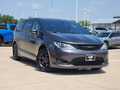 Used 2019 Chrysler Pacifica Touring Plus w/ S Appearance Package FWD image 2