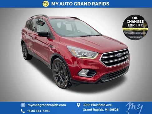 Used 2017 Ford Escape SE w/ SE Sport Appearance Package image 1