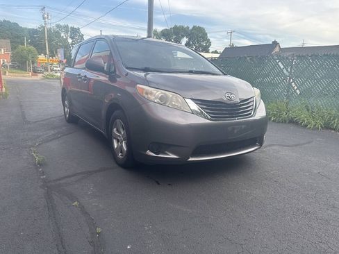 Used 2013 Toyota Sienna LE FWD image 2