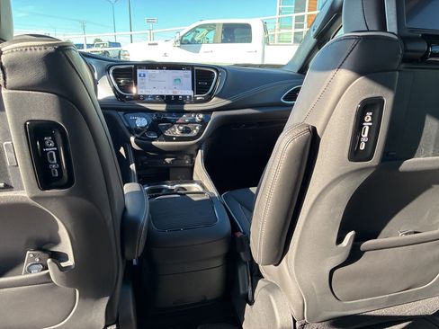 New 2026 Chrysler Pacifica Limited w/ Uconnect Theater Family Group image 18