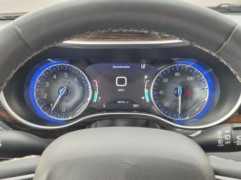 Used 2024 Chrysler Pacifica Limited FWD image 24