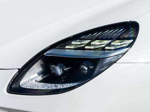 Used 2025 Aston Martin V8 Vantage Coupe RWD image 15