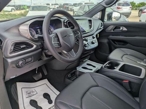 New 2026 Chrysler Pacifica Select image 9