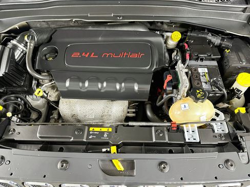 Used 2018 Jeep Renegade Latitude w/ UConnect 8.4 Nav Group FWD image 28