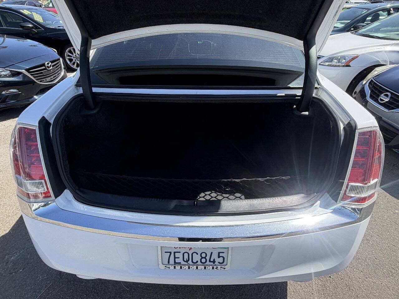 Used 2014 Chrysler 300 RWD image 8