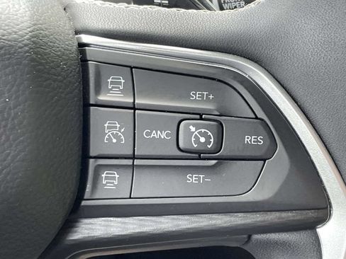 Used 2025 Jeep Grand Cherokee Altitude AWD/4WD image 31