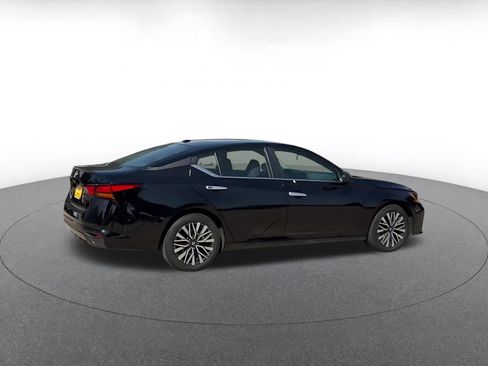 Used 2025 Nissan Altima 2.5 SV FWD image 14