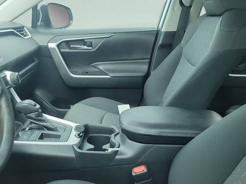 Used 2020 Toyota RAV4 XLE FWD image 3