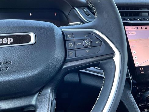 Used 2023 Jeep Grand Cherokee Limited w/ Black Appearance Package image 19