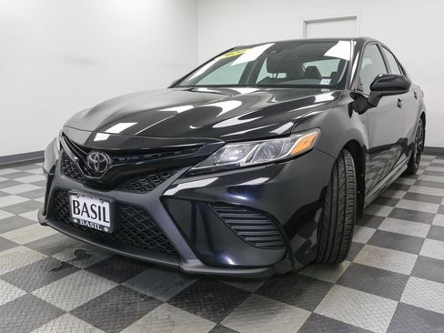 Used 2020 Toyota Camry SE image 4