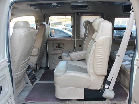Used 2006 Chevrolet Express 1500 RWD image 26