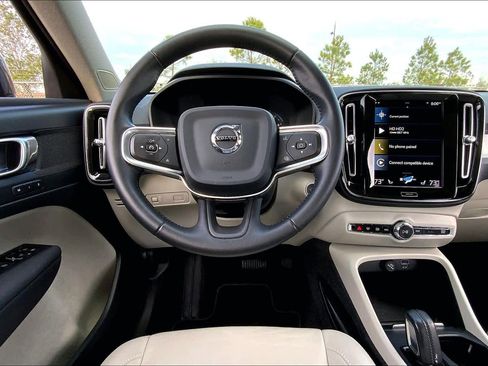 Used 2021 Volvo XC40 T5 Momentum w/ Premium Package image 5