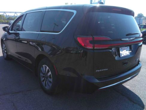Used 2023 Chrysler Pacifica Touring-L FWD image 5