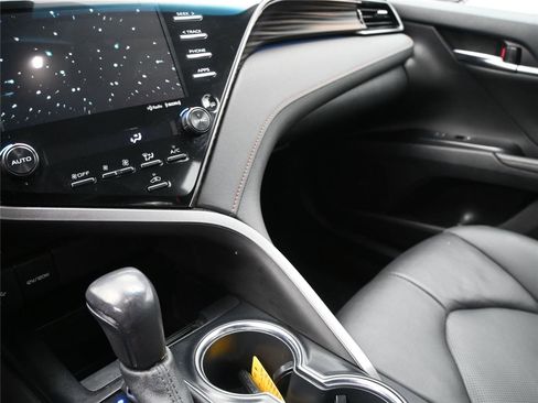 Used 2020 Toyota Camry XLE image 4