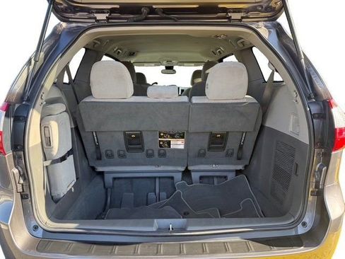 Used 2019 Toyota Sienna LE w/ Carpet Mat Package image 32
