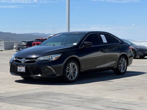 Used 2017 Toyota Camry SE w/ Moonroof Package FWD image 6