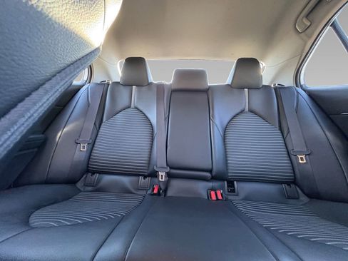 Used 2022 Toyota Camry SE image 2