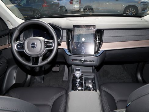 New 2026 Volvo XC90 B6 Plus w/ Protection Package Premier image 32