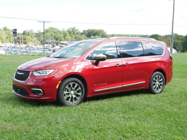 Used 2025 Chrysler Pacifica Pinnacle FWD image 9