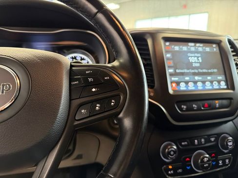 Used 2021 Jeep Cherokee Trailhawk w/ Technology Group AWD/4WD image 17