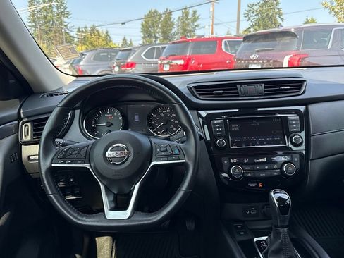 Used 2019 Nissan Rogue SV w/ Premium Package FWD image 22
