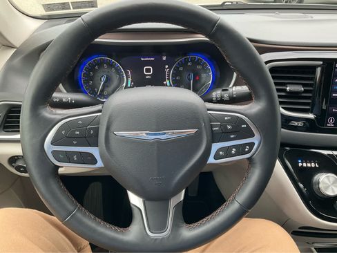 Used 2019 Chrysler Pacifica Touring Plus w/ Advanced Safetytec Group FWD image 15
