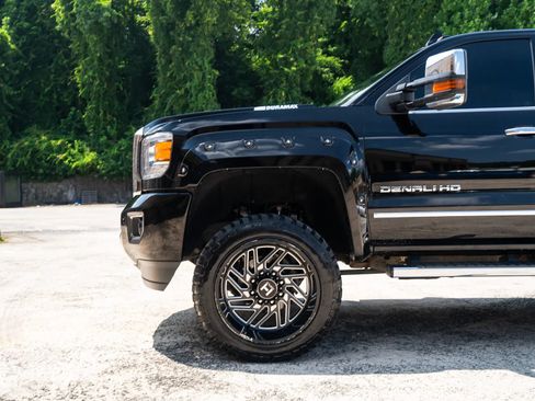 Used 2018 GMC Sierra 2500 Denali w/ Duramax Plus Package AWD/4WD image 3