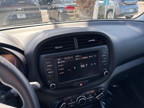 Used 2025 Kia Soul LX w/ LX Technology Package FWD image 20