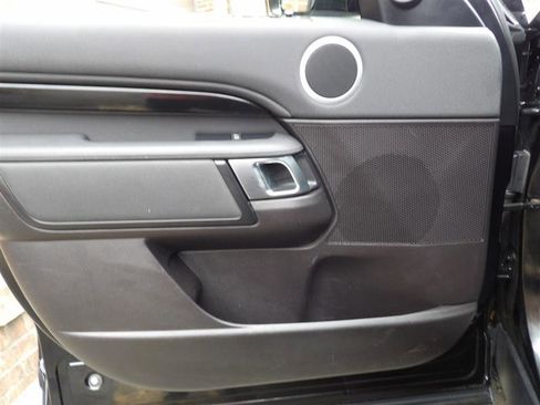 Used 2017 Land Rover Discovery SE image 31