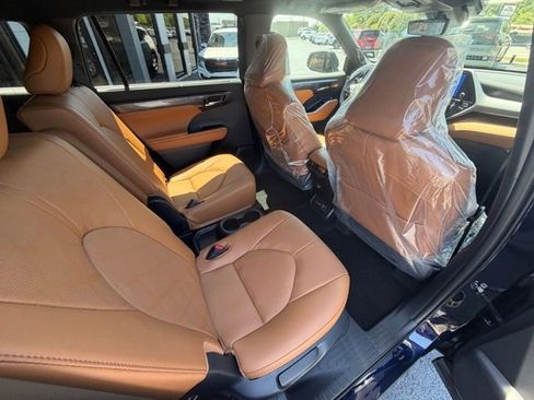 Used 2026 Toyota Highlander Platinum AWD/4WD image 25