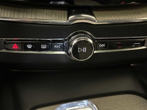 Used 2022 Volvo XC60 B6 Inscription w/ Climate Package image 16