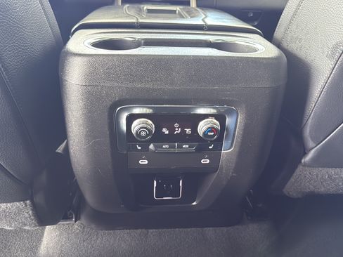 Used 2022 GMC Yukon XL Denali RWD image 26