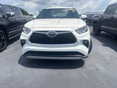 Used 2020 Toyota Highlander Platinum AWD/4WD image 2