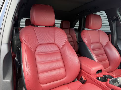 Certified 2024 Porsche Macan S AWD/4WD image 13