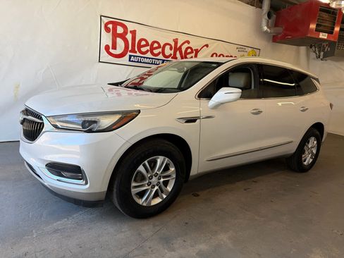 Used 2018 Buick Enclave Essence FWD image 2