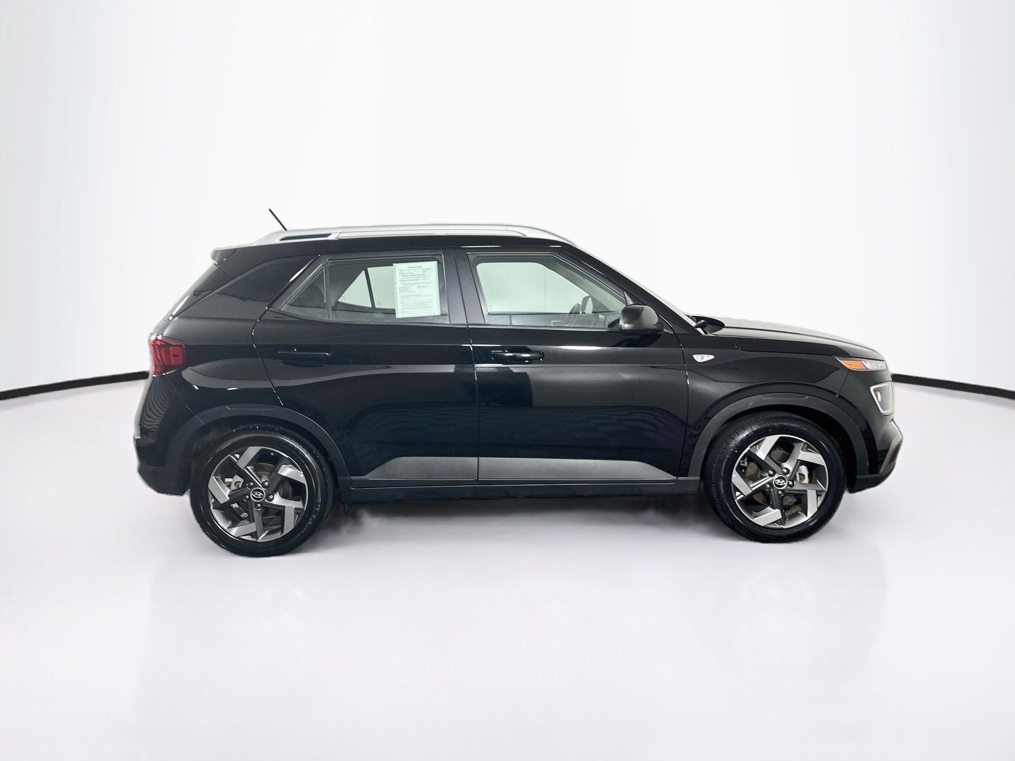 Used 2025 Hyundai Venue SEL FWD image 10