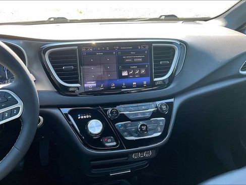 Used 2025 Chrysler Pacifica Select FWD image 6