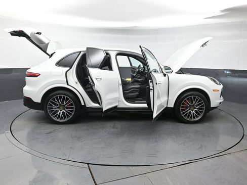 Used 2022 Porsche Cayenne AWD/4WD image 57