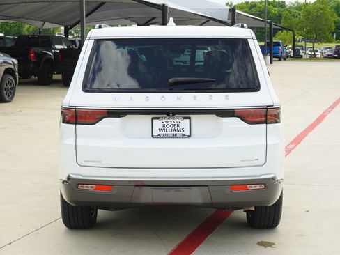 Used 2022 Jeep Wagoneer Series III w/ Premium Group I AWD/4WD image 4