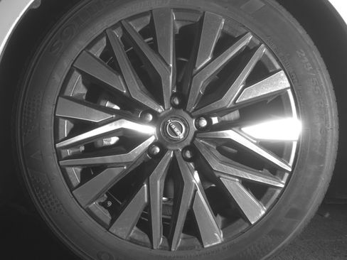 Used 2025 Nissan Altima 2.5 SV FWD image 12