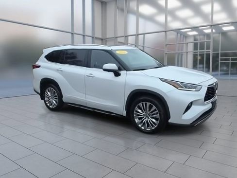 Used 2023 Toyota Highlander Platinum AWD/4WD image 2