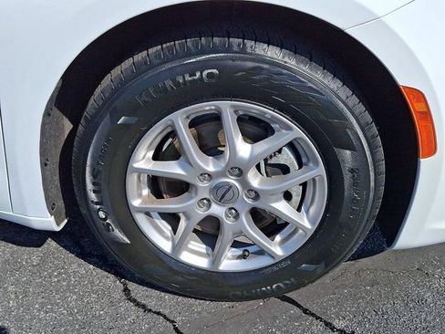 Certified 2024 Chrysler Pacifica Touring-L FWD image 11