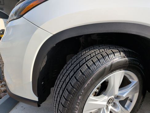 Used 2021 Toyota Highlander LE image 7