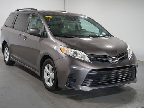 Used 2020 Toyota Sienna LE FWD image 3