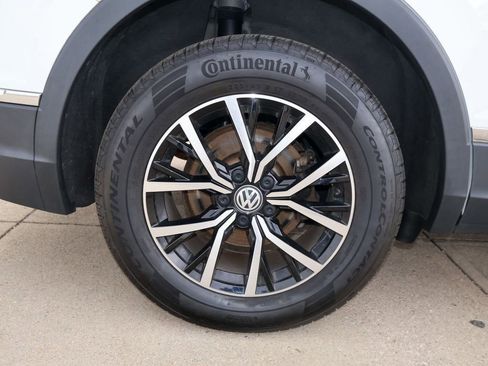 Used 2021 Volkswagen Tiguan SE w/ Panoramic Sunroof Package image 9