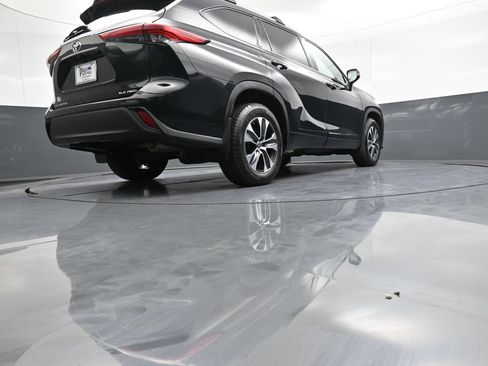 Certified 2020 Toyota Highlander XLE AWD/4WD image 32