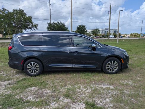 Used 2020 Chrysler Pacifica Limited w/ Advanced Safetytec Group FWD image 3